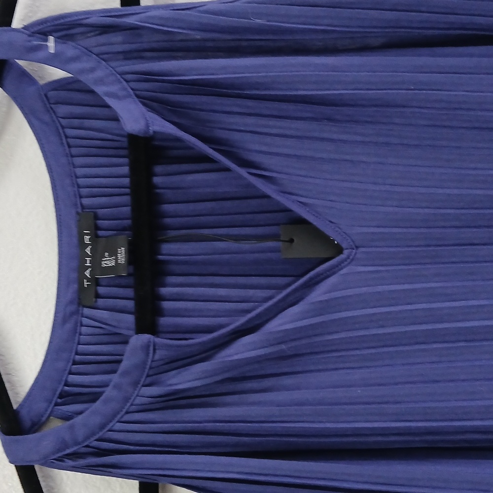 Tahari Women's Navy Pleated Sleeveless Blouse Large - Picture 2 of 5